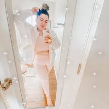 Cute athletic outfit for midsize women