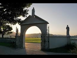 فنصب خيمة العزاء في المنام يدل على التكاتف والتعاضد بعد مصيبة (اقرأ تفسير رؤية الخيمة في المنام )، ورؤية العزاء في البيت في المنام تعاضد بين الناس والتئام ووحدة، أما رؤية العزاء في الشارع فمصيبة عامة، ورؤية إقامة عزاء في مكان العمل تدل على الضرائب والهموم. ØªÙØ³ÙŠØ± Ø­Ù„Ù… Ø±Ø¤ÙŠØ© ØªØ¹Ø²ÙŠØ© Ø£Ùˆ Ø¹Ø²Ø§Ø¡ ÙÙŠ Ø§Ù„Ù…Ù†Ø§Ù… Ù„Ø§Ø¨Ù† Ø³ÙŠØ±ÙŠÙ† Youtube