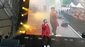 This opens in a new window. La Marcheuse Von Christine And The Queens Laut De Song