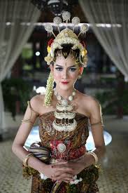 Riasan pernikahan adat jawa timur. 8 Inspirasi Gaun Pernikahan Nusantara Yang Indah Membalut Tubuh Sang Pengantin