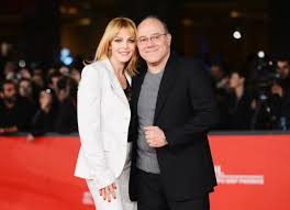 «parlo con mia moglie morta e recito dante a memoria. Claudia Gerini Carlo Verdone E L Amore Che Non Arriva Al Momento Giusto