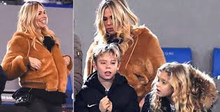 Ilary blasi in spiaggia a sabaudia cerca il figlio christian, riportato poi a riva da un bagnante (olycom). Ilary Blasi Incinta E Con I Figli Cristian E Chanel Pancione Impellicciato Gossip