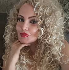 VIDEO: Ebony Petersen uit Helmond is zich rotgeschrokken. Haar 9-jarige  dochter zat onschuldig naar haar favoriete 'vloggers' te kijken op YouTube,  toen zij terechtkwam op een chatsite waar een masturberende oudere man