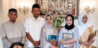 Subuh = 4 muka surat zohor = 4 muka surat related items:bacaan khatam alquran, cara khatam al quran, cara khatam alquran, hukum khatam. Khatam Alquran Ini Momen Kebersamaan Keluarga Nikita Willy Saat Mengaji Bareng Merdeka Com