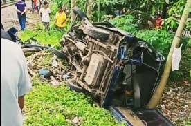 Hanya berita yang berinformasi dan mempunyai sumber sahih sahaja akan dibenarkan dibuka di bod ini. Hancur Berantakan Suzuki Carry Tergeletak Tak Berdaya Isinya Satu Keluarga Tertabrak Kereta Gridoto Com