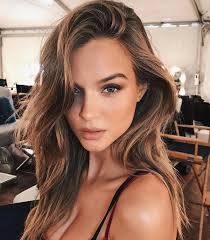 Josephine Skriver ha confesado algunas de las rutinas que sigue para verse  (y sentirse) atractiva, todas ellas muy …