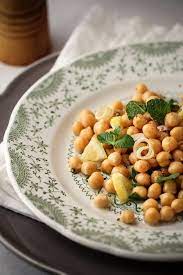 Se la padella che hai scelto non ti consente di evitare che si sovrappongano, usane una. Insalata Di Ceci Cipollotti Limone E Menta Vaniglia Storie Di Cucina