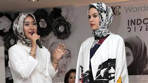 Dian pelangi memang ada keturunan palembang, beautynesian. Hijab Dian Pelangi Jadi Sorotan Di New York Fashion Week