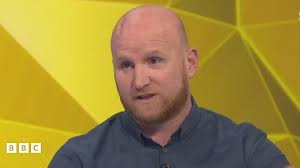 Dim budd beirniadu safon iaith pobl fel John Hartson'