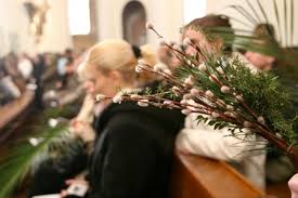 Tradycyjne palmy wielkanocne przygotowuje się z wierzby, która zgodnie z tradycją jest symbolem nieśmiertelności duszy. Slaska Palma Wielkanocna Info Wiara Pl