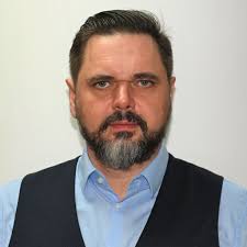 Fostul director TAROM a migrat de la PNL la PSD și fiecare partid l-a băgat  într-un Consiliu de Administrație. Mai întâi a negat, apoi a recunoscut:  „Sunt un om de echipă” -