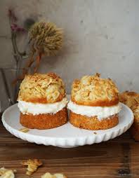 Bienenstich Tortchen Mit Sahne Pudding Creme Bienenstich Torte Bienenstich Rezept Bienenstich