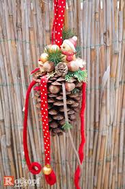 Grosser Zapfen Dekoriert Mit Verschiedenen Bandern Kleinen Vogel Mit Weihnachtsmutze Nussen Weihnachtsdeko Basteln Basteln Weihnachten Weihnachtszeit Basteln