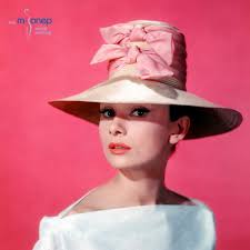 Eger Guzel Gozlerin Olmasini Istiyorsan Insanlara Iyilikle Bak Eger Saclarin Guzel Olsun Istiyorsan Birak Cocuklar Ellerini Audrey Hepburn Guzel Gozler Sac