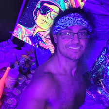 Who can moderate the Skate Community group?