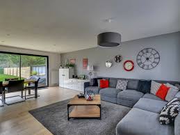 Cette pièce fait 25m2, le carrelage est en imitation ciment gris clair, les fenetres en pvc. Carrelage Ou Parquet Dans La Piece De Vie Que Choisir Tous Nos Conseils Kozikaza Kozikaza