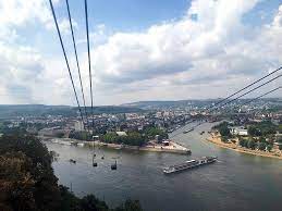 Vom deutschen eck aus geht es mit der seilbahn koblenz 850 meter über den rhein hoch zum plateau der festung ehrenbreitstein. Am Ziel In Koblenz Am Deutschen Eck Sightstories