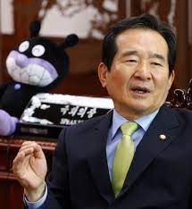 국민의 봄, 국회의 봄 개방행사 토크콘서트 질문자에게 세균맨 인형을 선물하는 정세균 의장 (수줍) #균블리 #정세균 #국회 #국회개방행사 #세균맨 pic.twitter.com/8ug30wk46b. í¬í†  ì •ì„¸ê·  êµ­íšŒì˜ìž¥ ì±…ìƒ ìœ„ ì„¸ê· ë§¨ ì¸í˜• ì„œìš¸ì‹ ë¬¸