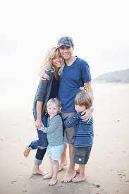 Best Beach Photography The Little Red House Seaside Photography Magazine Leading Photography Magazine Bring You The Best Photography From Around The Wor Family Beach Pictures Family Picture Poses