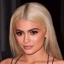 Kylie jenner showed off the latest product from kylie cosmetics, and everything in the new makeup collection is inspired by her new baby, stormi. Kylie Jenner Age Cosmetics Daughter Biography