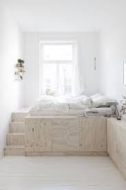 Le Lit Sur Estrade Rangements Mix Blanc Et Bois Clair Decoration Petite Chambre Amenagement Petite Chambre Idee Chambre