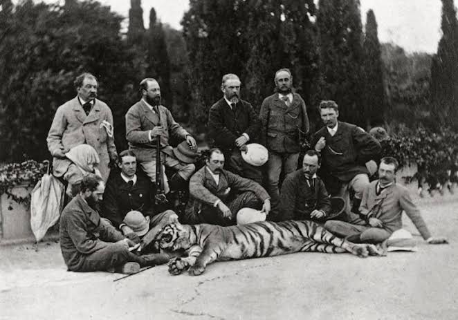 The Prince of Wales photographed with his traveling companions and a tiger, killed during the hunt, in India - Flashbak