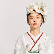 インパクト大 前髪にお花を使った和装ヘアアレンジ18選 結婚式準備はウェディングニュース 白無垢 髪型 ショート 成人式 ヘアスタイル ショート ウェディング ヘアスタイル