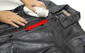 Bersihkan jaket dari kotoran yang melekat seperti daun kering, serangga, atau lumpur. Cara Mencuci Jaket Kulit Sintetis Praktis Dan Tidak Bikin Rusak
