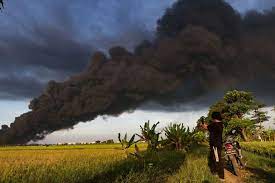 Lokasi kebakaran kilang minyak pertamina balongan, indramayu. Sd21zhdqtyvdzm