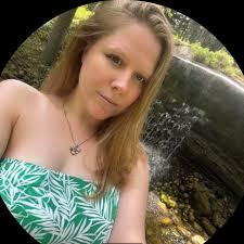 Who can recommend a photographer in the Lewiston Auburn area for senior  photos?