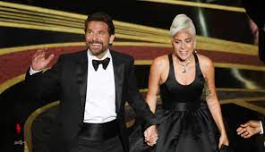 Lady gaga] i'm off the deep end, watch as i dive in i'll never meet the ground crash through the surface where they can't hurt us we're far from the shallow now. Bradley Cooper Lady Gaga Hat Keine Lust Mehr Auf Turtel Geruchte