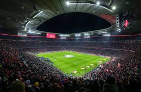 Die allianz arena ist ein fußballstadion im norden von münchen und bietet bei nationalen spielen 75.021 plätze, zusammengesetzt aus 57.343 sitzplätzen, 13.794 stehplätzen, 1.374 logenplätzen, 2.152 business seats (einschließlich 102 sitzplätzen für ehrengäste) und 966 sponsorenplätzen. Allianz Arena In Munchen Dfb Kandidiert Auch Fur Champions League Finale 2022 Fussball Stuttgarter Zeitung