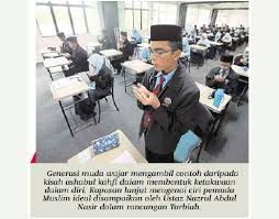 Ayahnya, berisi buku agama abad tengah seperti persoalan qadariyah dan jabariyah, sifat dua puluh tuhan Sifat Perlu Dimiliki Pemuda Muslim Ideal