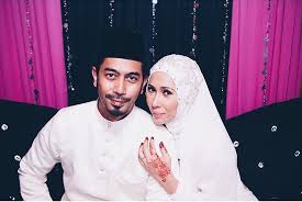 Selepas hubungan cintanya dengan kamal adli terputus ditengah jalan, emma maembong sering dikaitkan dengan beberapa orang jejaka namun tidak menjalinkan hubungan serius. Kakak Emma Maembong Selamat Bersalin Site Title