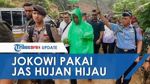Jas hujan axio rp 160.000. Tak Persiapan Saat Kunjungan Presiden Jokowi Pakai Jas Hujan Plastik Pemberian Warga Saat Hujan Youtube