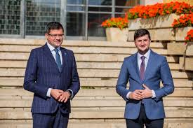 Reprezentanţii secţiilor de votare stau la cozi imense ca să depună actele la biroul electoral judeţean iaşi, care are sediul la prefectura iaşi. Iasi Parlamentare 2020 Bej Pnl Depunere Liste 21 Oct 2020 Inquam Photos