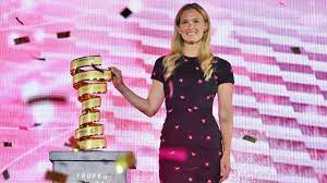 Le novità, i risultati, la cronaca e tanti contenuti esclusivi non solo della corsa rosa ma anche delle classiche italiane a portata di click! Top Model Prasentiert Pokal Bar Refaeli Verzuckt Giro In Jerusalem Radsport Bild De