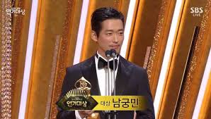 .씨의 sbs 연기대상 '비매너' 진행이 논란이 되는 가운데 아내 문정원 씨의 인스타그램에서 누리꾼들 지난달 31일, '2016 saf sbs 연기대상'에서 진행을 맡은 이휘재 씨는 배우 성동일 씨의 옷차림을… Ro7e1lksrfpljm