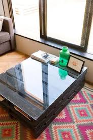 パレットに色を塗って重ね ガラスの天板を置いてローテーブルをdiy ローテーブル diy 部屋 ローテーブル