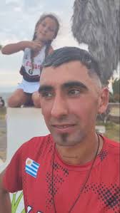 Palabras de Alexis Castro, ganador en La Floresta., Con su clásica  compañera de llegadas, su hija Candelaria., @alexiscastro4130 ,  #atletismoCAU