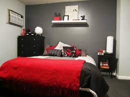 Tapis crème, linge de lit en blanc/noir et murs en gris pour cette chambre. Chambre Grise Nos Idees De Nuances Grises Pour Une Deco Reussie