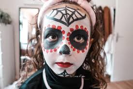 Maquillage halloween mexicain, petite fille blonde avec un maquillage squelette rose et. Un Tuto Maquillage D Enfant Pour Halloween Le Carnet D Emma