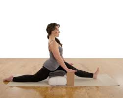 Releasing Struggle In Hanumanasana Anjaneyasana Yoga Asanas Yoga Teacher Yoga Sequences