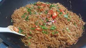 Bihun goreng enaknya dimakan ketika masih panas dan baru diangkat rebus bihun sebentar saja, lalu tiriskan. Kitchen Mak Tok Sajian Dapur Bonda Bihun Goreng Kicap Pedas