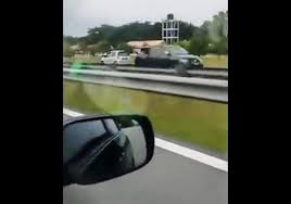 Pengeluar kereta popular di malaysia, dengan perodua myvi berjaya menjual 80.327 unit pada tahun 2006, outselling kereta saingan yang paling laris, proton wira itu, yang dijual hanya 28.886 unit di malaysia. Video Perodua Viva Speeds Down The Highway Into Oncoming Traffic For No Reason Berita Kereta Carlist My