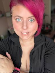 I have an opening at 3pm for highlights! Tomorrow I have a rare Friday  completely open from 11-4pm! Let's do some pretty hair!  Maryrobertshairstyling.glossgenius.com Partial Highlights, Cut, and Toner  sale $95!