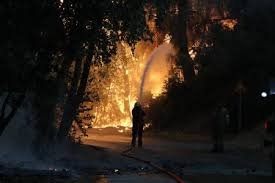 August 03, 2021 πύρινος εφιάλτης είναι σε εξέλιξη αυτή την ώρα στην βαρυμπόμπη. Ekrkpznewojuum