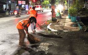 Tips melamar kerja yang baik. Petugas Sapu Jalan Dimaksimalkan Saat Malam Hari