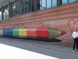 Ravenna, la scritta il preside è gay diventa un murales arcobaleno |  Vanity Fair Italia