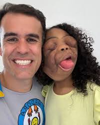 Desculpa ela é real,? é uma boneca